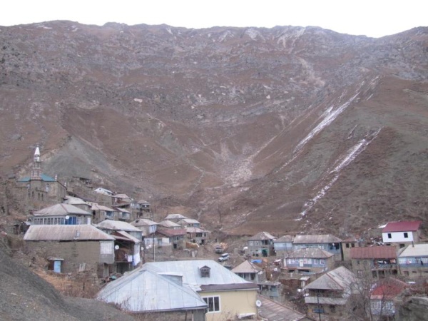 В селе Кенхи Шаройского района Чеченской Республики в рекордные сроки – всего за два месяца — построили и запустили новый газопровод, рассчитанный на обеспечение около 230 домов. Об этом сообщил Глава ЧР Рамзан Кадыров. Новый межпоселковый газопровод построен в рамках Программы развития газоснабжения и газификации Чеченской Республики на 2021-2025 годы.

«Около девяти километров газовой линии специалисты прокладывали в сложнейших условиях – ведь чтобы доставить газ на высоту более 1500 метров над уровнем моря, необходимо выполнить огромный объём работ. Из-за особенностей горного рельефа строительство газопровода приходилось вести без применения специальной техники практически на всех участках монтажа – вручную», - написал Кадыров.

«Теперь жителям населённого пункта не нужно больше ходить в горы за дровами за четыре километра от села, возить на тачках или доставлять при помощи вьючных животных», - отметил Глава региона.
