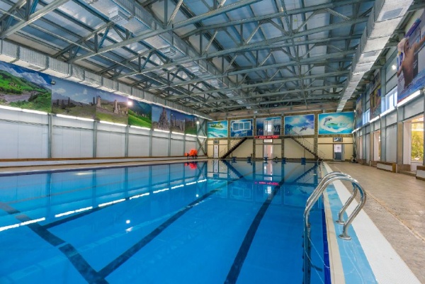 На территории «Армхи» началась большая работа по обновлению курорта. Канатная дорога закрывается на демонтаж, потому что на её месте появится новая, современная и ещё более удобная. А вместе с ней — отели, рестораны и новые возможности для отдыха. Всё это для того, чтобы пребывание в Армхи стало ещё ярче и комфортнее.

Многие ждали подъёма на канатке уже сейчас, поэтому тем, у кого она была включена в тариф, подготовлен приятный бонус — бесплатное посещение бассейна «Дельфин».