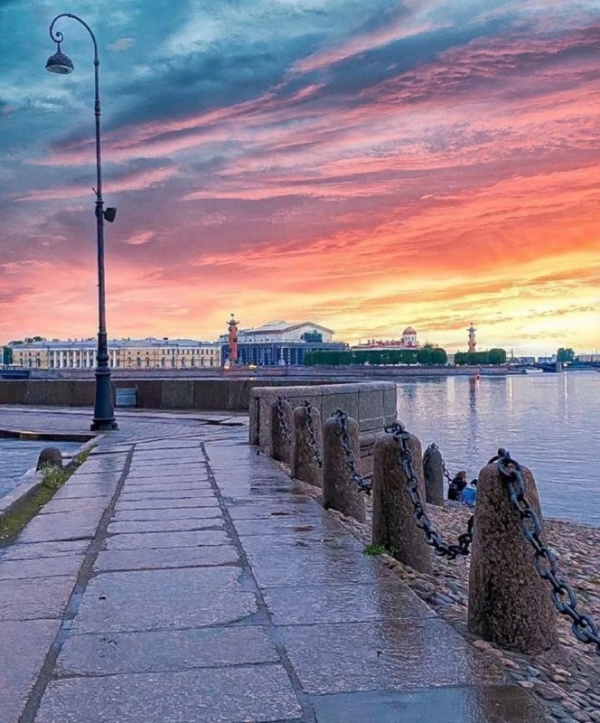 Уже сегодня археолог, архитектор, сотрудник КГИОП и член общества "Старый Петербург" Виктор Коренцвит приглашает в библиотеку "Измайловская" на лекцию, посвященную славной и печальной истории гранитных набережных Невы, рек и каналов Петербурга. Главное, что беспокоит исследователя - работы по ремонту набережных не должны искажать их классический облик.