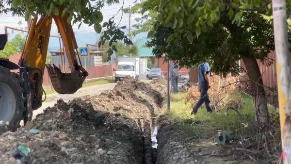 В Сунже улучшают водоснабжение.

На улице Фестивальной обнаружен ветхий участок водопровода. 

Администрация города оперативно нашла внебюджетное финансирование для замены 150 метров старых труб (диаметром 150 мм) на новые, более мощные (250 мм). 

Работы планируют завершить за два дня. 