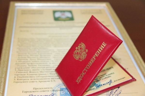 В Администрации Назрани вручили муниципальные награды.

Городской совет депутатов отметил почетным знаком «За особые заслуги перед г. Назрань» сотрудников, которые своим трудом и преданностью делу заслужили уважение и признание. 

Среди награжденных:

Руслан Оздоев, Глава г. Назрань. 

Юсуп Богатырев, Председатель Городского совета депутатов.

Милана Мархиева, Заместитель главы Назрани.

Магомет Аушев, Председатель Контрольно-счетного органа г. Назрань.

Луиза Парчиева, Управляющая делами Городского совета депутатов.

Также были вручены награды:

Знак отличия «За многолетний безупречный труд и службу городу Назрань» — Любовь Хасановне Оздоевой, главной медицинской сестре ИРКБ им. А. О. Ахушкова. 

Звание «Почетный работник органа местного самоуправления МО «Городской округ г. Назрань» — Махмуду Оздоеву, Главе Насыр-Кортского административного округа.

Звание «Лучший молодой муниципальный служащий г. Назрань» — Жамиле Ганиевой, главному специалисту экономического отдела. 