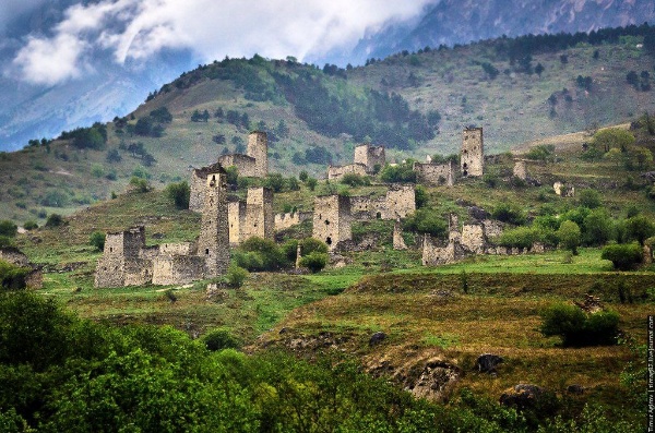 Изучение, возрождение, сохранение и охрана историко-культурного наследия народов является приоритетной задачей государства.

В Горной Ингушетии находится огромное количество памятников архитектуры, в том числе культовых сооружений древнего и средневекового периодов, которые можно назвать историко-этнографическим музеем под открытым небом.

В настоящее время наблюдается тенденция к сохранению и восстановлению памятников материальной культуры народов, что проявляется в охране и в проведении работ по реставрации объектов культурного наследия.

В советское время более шестидесяти различных типов культовых сооружений были обнаружены в горной Ингушетии, и многие из них сейчас нуждаются в реставрации для сохранения своего исторического значения.

Особое внимание ученых привлекает храм Тхаба-Ерды, посвященный божеству Тха, расположенный в центре Галгайского общества между поселками Пуй и Хайрах. Здесь ежегодно собиралось Мехк-кхел (общественное собрание), где принимались важные решения, затрагивающие интересы ингушского народа.

Тхаба-Ерды – самый старый храм Ингушетии.  Временем его основания принято считать VIII век. Включенный в список объектов культурного наследия федерального значения храм, неоднократно реставрировался и в настоящее время является объектом археологических исследований, проводимых компанией «АСМ Групп» в партнерстве с ОАО «Наследие Кубани» и специалистами Ингушского археологического центра имени Е.И. Крупнова. Изучая территорию древнего храма Тхаба-Ерды, исследователи обнаружили подземные склепы и неизвестные поселения.
Одним из важных элементов ингушской культуры был почитаемый культ предков, сопровождаемый проведением поминальных обрядов и жертвоприношений в их честь. Это было основной причиной возникновения архитектурно украшенных сакральных сооружений, таких как храмы, святилища и склепы (малхара каш) – солнечные могильники, специальные помещения для поклонения и захоронения умерших, как надземные, так и подземные. Предки ингушей говорили «Человеку при жизни нужна башня, а после смерти склеп».

Около двадцати частично разрушенных ингушских святилищ находятся в бассейне реки Ассы. Они имеют прямоугольную форму с двускатной крышей, похожей на обычный дом. Архитектурный анализ показывает, что форма этих святилищ была вдохновлена жилыми домами, которые давно исчезли в этом районе.

В своих исследованиях М.Б. Мужухоев обратил внимание на эволюцию культовых сооружений.

Очевидно, что с течением времени ингуши перешли от простых форм строительства культовых сооружений к более сложным и прочным постройкам. Возможно, архитектурные особенности ингушских святилищ различались в зависимости от их статуса и предназначения.

Храм (в ингушском языке - элгац) строили для проведения религиозных церемоний. В элгаце проводились жертвоприношения и другие обряды. Ученые отмечают, что некоторые святилища «эльгыц» (элгац) имеют сходство с «сиелингами», у которых двускатная крыша.

Исследователь Ф.М. Костоева утверждает, что в старину термин «сиелинг» использовался для обозначения высокой четырехугольной каменной колонны, обращенной на юг, с плоским или двускатным верхом и маленькой нишей у основания. Сиелинги были собраны из необработанного камня до человеческого роста и закреплены на известковом или глинистом растворе («маркхал»). Такие каменные сооружения возводились на перекрестках дорог, у башен или склепов [10, с. 20-24].

Уникальное этнокультурное наследие Ингушетии представлено значительным количеством историко-культурных памятников, в том числе древних культовых сооружений, где проводились разнообразные обряды и церемонии.
В результате проведенных в настоящее время исследований в горной Ингушетии обнаружено большое количество неучтенных историко-культурных памятников, раскрывающие тайны древних обычаев и ритуалов, изучение которых позволит раскрыть множество загадок.

Следует отметить, что новые памятники архитектуры свидетельствуют о наличии на этой территории еще неизученных объектов культурного наследия, в том числе культовых сооружений, относящихся к раннему периоду истории Ингушетии, требующих особо тщательного изучения и реставрации.

Выявленные в горной части Ингушетии религиозные сооружения отражают жизнь народов, населявших данный регион в разные исторические периоды. Культовые памятники горной Ингушетии являются феноменом этнической культуры ингушского народа.

Из научной публикации Кариевой Ф.А., Долгиевой М.Б. «Историко-культурное наследие ингушского народа и историческая память (по материалам горной Ингушетии)».