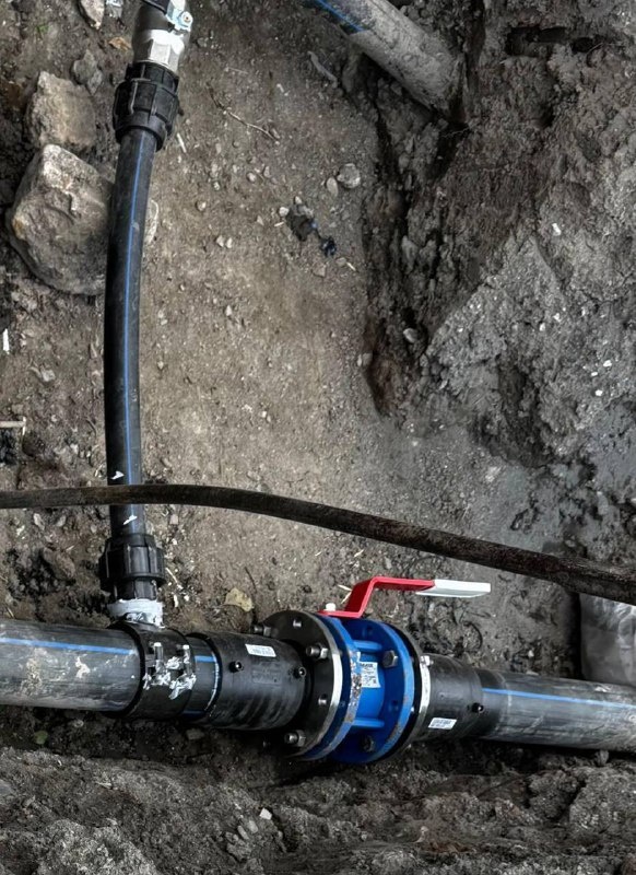 В с.п. Джейрах по ул. Льянова завершены работы по присоединению (врезке) объектов к новому водопроводу. 

Сделано  более 80 отводов. Сейчас устанавливаются  бетонные  кольца и шаровые краны для подключения переулков, также проводятся работы по уборке  кусков  асфальта, камней и прочего мусора с дорог и обочин. 

Подключение нового водопровода планируется завершить до конца недели.