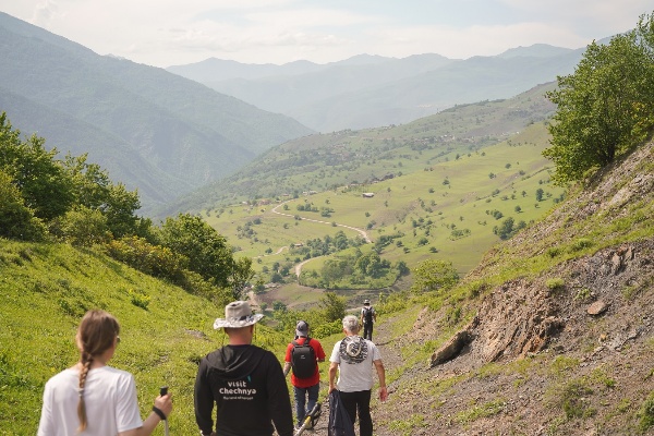 Летний турпоток на «Ведучи» вырос на 10% благодаря организованным турам по экотропам.

Каждый месяц Кавказ.РФ проводил групповые походы по самым видовым экологическим тропам курорта. Гостей «Ведучи», помимо прогулки, ждали бесплатный трансфер из Грозного и профессиональная фотосессия по желанию.

«Все началось год назад с похода, организованного заместителем председателя Правительства Чеченской Республики Айшат Рамзановной Кадыровой. Тогда более двухсот человек присоединились к трекингу по тропе продолжительностью 5 км. Мы увидели большой всплеск интереса в соцсетях и рост запросов именно на такой, организованный вид досуга. Этим летом ввели трекинговые выходные в систему», - рассказывает заместитель гендиректора Кавказ.РФ Рустам Тапаев.

Сеть экотроп и без того масштабная – 9 маршрутов длиной 36 км – активно развивается дальше. До конца года специалисты планируют проложить еще около 30 км троп, в том числе, связав курорт «Ведучи» грунтовой дорогой с озером Кезеной-Ам.

«Маршрут длиной почти 100 км во всей красе раскрылся, когда мы начали проводить горные забеги. Именно этот трек «Кезеной-Ам – Ведучи» стал самым видовым. Совместно с Минтуризма ЧР появилась идея создания такого маршрута, который можно проехать на внедорожнике, велосипеде или пешком», - говорит Рустам Тапаев.
