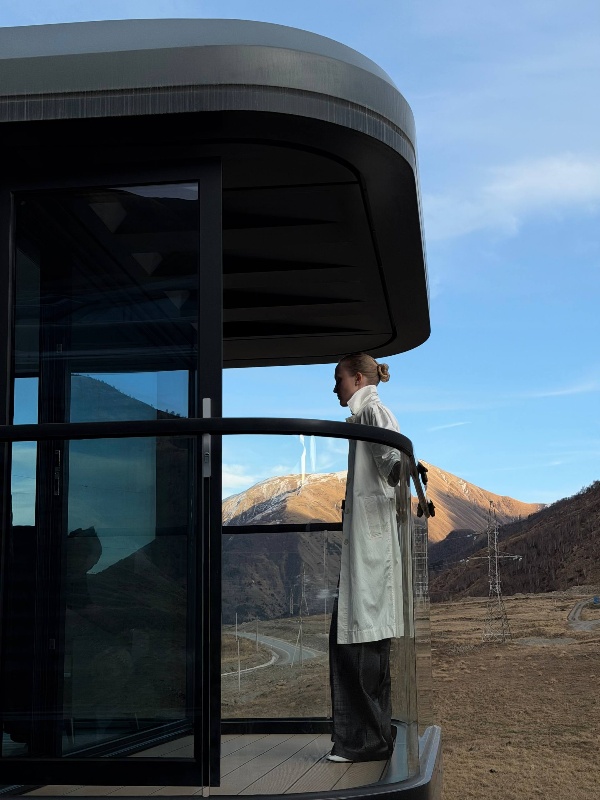 В «Мамисоне» прошла первая фэшн-съёмка для журнала «Огород» — издания о загородной жизни от команды «Москвички».

Съемка длилась 8 часов, в ней принимали участие 8 человек вместе с моделью, которая участвовала в показах Diesel и Acne Studios. В кадре были наряды от Chanel, Givenchy, Prada.