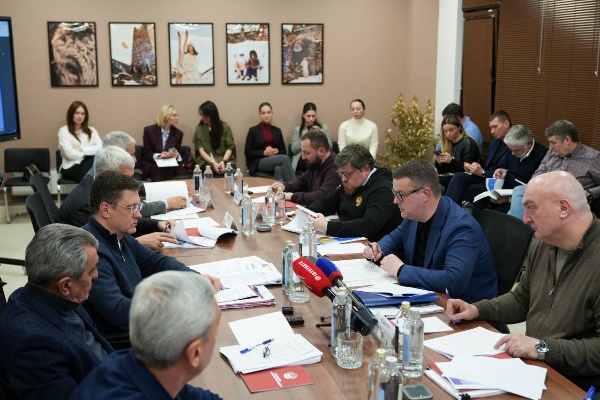 На курорте «Мамисон» вице-премьер Александр Новак провел совещание, посвященное производительности труда в туризме.

На встрече с участием главы Северной Осетии Сергея Меняйло, заместителя полпреда в округе Владимира Надыкто, заместителей министра экономического развития Сергея Назарова и Дмитрия Вахрукова, а также руководства Кавказ.РФ  была представлена пилотная программа повышения производительности труда в туризме. Её разработали в конце декабря прошлого года.

"Президентом поставлена амбициозная задача по увеличению темпов роста производительности труда в стране. В условиях дефицита кадров это ключевой фактор для повышения эффективности и перераспределения рабочей силы в высокопроизводительные сектора. Туризм обладает значительным потенциалом для такого рывка", – подчеркнул вице-премьер. 

Реализацией этой программы будет заниматься созданный на базе Кавказ.РФ отраслевой центр компетенций (ОЦК) в области туризма. Первые успешные проекты уже есть — о них Александру Новаку рассказали сами отельеры. 

Так, в результате работы с ОЦК в пятизвездочном отеле «Майри Парк» на Архызе время полной уборки номера сократилось на 24 минуты, готовность к заселению стала наступать на час раньше, прекратились претензии гостей по чистоте/ комплектации номера. 

"Уровень вовлеченности работников значительно вырос. Люди поняли, что они не стали работать больше, а просто легче и быстрее выполняют ту же работу, что и раньше. Система подачи предложений по улучшениям позволяет работникам видеть, что их идеи видны, принимаются во внимание, а не теряются где-то в бумажном потоке. Оптимизация позволила нам подумать о том, что при дальнейшем внедрении предложенных инструментов, работу по подготовке коттеджа к заселению без потери качества и времени могут производить два работника, а не три, как сейчас. Это позволит убирать одновременно больше коттеджей, что очень важно в периоды пиковой нагрузки", — рассказывает Елена Котова, генеральный менеджер отеля.

Одним из механизмов повышения производительности труда являются «коробочные решения» — проработанные алгоритмы изменений самых рутинных и важных отельных процессов. В их числе: оборот текстиля в прачечной, комплектация и подготовка номера, бронирование и размещение гостя, организация «шведского стола». 

Еще один механизм — адресная поддержка отстающих. Здесь в зоне внимания экспертов будут, в первую очередь, санатории и парки развлечений, где по исследованиям самая низкая производительность труда и не хватает готовых решений в силу специфики каждого объекта. Интересно, что производительность турагентств и туроператоров, наоборот, превышает среднеотраслевой показатель, поэтому данной целевой группе в программе уделяется  меньше внимания. 

Решение кадрового вопроса актуально и для открывшегося в прошлом году курорта «Мамисон», который построил Кавказ.РФ. Кластер стал первым крупным инфраструктурным проектом государства в горах после введения европейских санкций от производителей канатных дорог. Сейчас на Мамисоне работают две канатки и и 10 км трасс. Турпоток в 2025 году составил 40 тысяч человек, в январе текущего года —  10 тысяч туристов. 

"Решать все «детские болезни» нового объекта нам помогает опыт, наработанный на других курортах, построенных компанией. Так, к примеру, службу спасателей и лавинщиков готовила известная на всю страну эльбрусская команда, ОЦК здесь внедряет экспертизу, наработанную на крупных курортах с турпотоком 7000-10000 гостей в день.  Большое внимание уделяем преемственности и обратной связи от гостей. Это постоянный процесс улучшений, где нельзя останавливаться ни на день", – отмечает Андрей Юмшанов, генеральный директор Кавказ.РФ. 

Реализация всего комплекса мероприятий, предусмотренных программой, позволит к 2030 году повысить производительность труда на 23 % по отношению к 2024 году. В натуральном выражении это позволит повысить добавленную стоимость по четырем «туристским» направлениям на 179,4 млрд рублей.