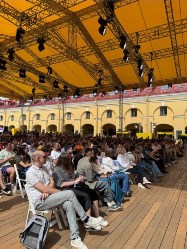В самом разгаре сегодня День бизнеса во внутреннем дворе Никольских рядов на Садовой улице в Петербурге.

Приспособление дворового пространства бывшего Никольского рынка от "АСМ Групп".