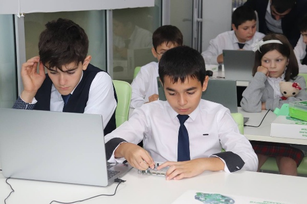 "Сегодня в республиканском детском технопарке «Кванториум» в качестве пилотного был открыт инженерный инновационный РОББО Класс – проект, запущенный по инициативе полпреда Президента РФ в СКФО Юрия Чайки и профинансированный из личных средств. Реализуется проект по поручению Владимира Путина.

Наша республика, как и другие регионы Северного Кавказа, получила комплекты робототехнического оборудования и методические комплексы для подготовки школьников в инженерных инновационных РОББО Классах: «РОББО 3D-принтер», «РОББО Лаборатория», «РОББО Схемотехника» и многое другое. Кроме того, каждый класс укомплектован современными ноутбуками на базе отечественной операционной системы MOS Linux.

Цель проекта – стимулировать обучение детей инженерным специальностям и робототехнике, а также помочь в профессиональной ориентации молодежи Северного Кавказа.

Замечу, что инженерные специальности становятся все более востребованными на рынке труда, и мы должны подготовить наших школьников к этим вызовам. Внедрение робототехники в образовательный процесс поможет создать новую культуру обучения, где акцент будет сделан на практическое применение знаний и навыков.

Хочу искренне поблагодарить Юрия Яковлевича за новый образовательный проект для детей Ингушетии. 
Уверен, что он вдохновит наших школьников на изучение науки и техники, а также поможет им реализовать свои идеи", - сообщил глава Республики Ингушетия Махмуд-Али Калиматов.