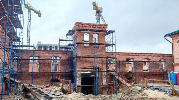 В Казани продолжается масштабная реставрация пивоваренного завода Петцольда - уникального памятника промышленной архитектуры XIX века. 

Завод, основанный немецким предпринимателем Эрнестом Петцольдом в 1905 году, был одним из крупнейших предприятий своего времени и играл важную роль в развитии региона. Сегодня реставраторы работают над двумя ключевыми объемами комплекса - Ледником и подвалом. Уже проведены первоочередные противоаварийные работы - демонтирована старая кровля, разобраны аварийные конструкции, усилены исторические кирпичные стены.