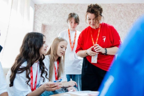 Игорь Хван и Анна Себель, сотрудники ППОС ПГУ ОПО, Ольга Шевченко, руководитель школы вожатства и наставничества, а также Светлана Струценко, начальник отдела формирования, координации и контроля внутренней системы оценки качества образования, проводят Академические интенсивы для детей из Донецкой и Луганской Народных Республик, Запорожской и Херсонской областей России. 

Более 200 ребят из этих регионов уже знакомятся, обмениваются своими идеями, и принимают участие в мероприятиях, направленных на развитие лидерских и коммуникативных навыков.