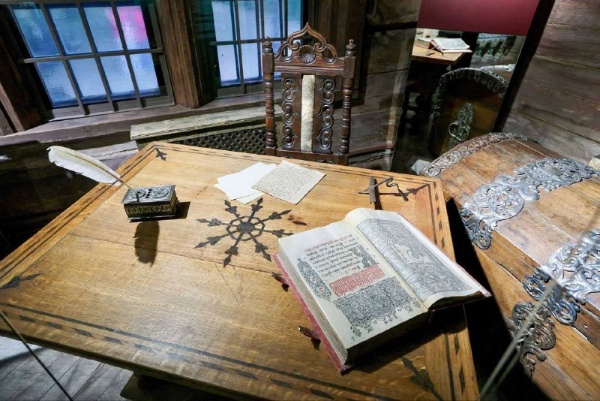 В музее-заповеднике Коломенское после реставрации открыли Домик Петра I.

В 1702 году его построили русские плотники и голландские корабельные мастера в устье Северной Двины. В 1877 году он был перенесен в Архангельск, а в 1934 - в Коломенское. 

Специалисты отремонтировали наружные стены деревянного сруба и декоративные элементы, печную трубу и кровлю. В интерьерах заменили полы. Также проведен ремонт инженерных систем.