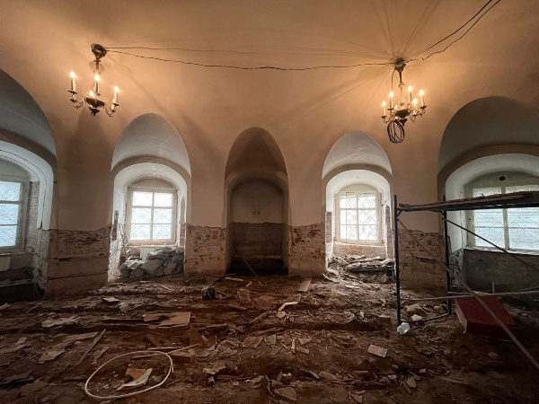 Продолжаются демонтажные работы в здании Факультета журналистики Московского государственного университета на Моховой улице, рядом с Красной площадью.

А "АСМ Групп" в Петербурге завершает проект реставрации и приспособления уникального исторического здания.