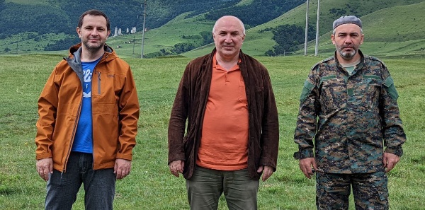 Координатор Агентства Индустриализации строительства, член комитета Торгово-промышленной палаты РФ в сфере строительства, известный в Европе и России специалист по растворам Руслан Марзаганов проводит исследования отобранных проб древнего раствора на объектах культурного наследия горной Ингушетии.      

«Осенью прошлого года с коллегами Джейрахско-Ассинского музея-заповедника в инициативном порядке было отобрано порядка 28 проб на четырех объектах – Тхаба-Ерды, Альби-Ерды, Хамхи и Къест. И в данный момент будут исследования этих проб. По предварительным данным можно сказать, что мы нашли активную минеральную добавку, которая дает упрочнение этому раствору, то есть в той или иной мере она участвует в разных растворах. Мы сейчас пытаемся определить, когда эта добавка была внесена в раствор. Либо она была внесена во время обжига извести, либо она внесена в период приготовления смеси…

Уже есть определенные интересные наблюдения, и если у нас все будет хорошо, то мы весной, поздней весной этого года начнем уже натурные испытания, будет взаимодействие с сотрудниками музея-заповедника. Мы начнем выбирать объекты, которые мы будем зачеканивать и делать пробные швы и будем за ними наблюдать. Это работа очень тщательная.  Я надеюсь, что я смогу до лета этого года опубликовать свои работы, аналогичные, которые я проводил в Германии. Там будут показаны методики уже проверенные в своей работе. Я не даю быстрого результата, потому что мы должны тщательно это все изучить. Нам нужно примерно около года для того, чтобы получить первые серьезные связанные выводы. Работа эта будет продолжаться еще и потому, что это не только внутри ингушская работа, а как минимум, общекавказская. У меня есть взаимодействие с грузинскими специалистами, мы попробуем этот вопрос решить в таком межрегиональном порядке, также есть специалисты и за рубежом, которые заинтересованы в этой работе, но мы должны понимать, что все что строилось в мире вплоть до XIX века, в основе своей лежали известковые растворы», - сообщил Марзаганов. 