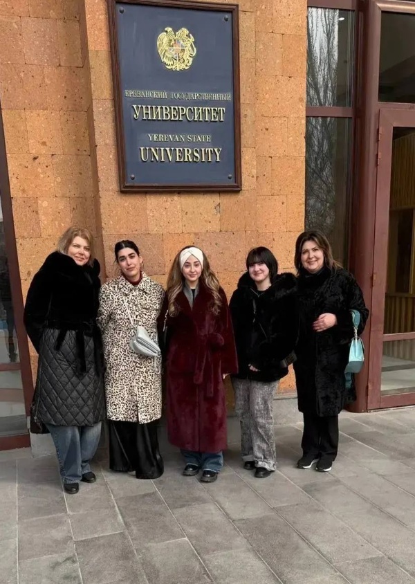 Академическая мобильность ПГУ: лекции в Ереванском государственном университете.

Программа академической мобильности ПГУ продолжает открывать новые образовательные и научные возможности для преподавателей и студентов.

Доценты кафедры экспериментальной лингвистики и межкультурной компетенции ИИЯМТ ПГУ С. Ю. Кравченко и М. С. Кузнецова провели лекции и практические занятия в ЕГУ. Визит состоялся в рамках соглашения о сотрудничестве между двумя вузами.

К образовательной программе также присоединились студентки ПГУ – Хачатурова Милена, Агабекян Рената и Шалунц Мадлена. Они посетили занятия по направлениям современной лингвистики и приняли участие в академической работе университета.

Подобные образовательные обмены укрепляют партнёрство между университетами и создают новые возможности для развития науки, образования и межкультурного диалога.