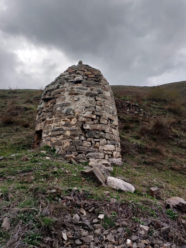 В эти дни сотрудниками музея-заповедника, в рамках плана работ по визуальному осмотру технического состояния ОКН с фотофиксацией ОКН с визуальными изменениями в конструкции, в соответствии с графиком обхода, совершен мониторинг ядрообразного мавзолея архитектурного комплекса «Тярш».  

Объект имеет круглое основание и конусообразный верх с венчающим шпилем, расположен в 75 метрах восточнее башен.

Высота памятника 3,40 м, на юго-западной стороне имеется лаз трапециевидной формы.

Сотрудники «Археологический центр им. Е.И. Крупнова» отмечают, что в погребальной камере мавзолея находились останки 9-10 усопших (частью в деревянных гробах), а также разнообразный вещевой инвентарь. В основании камеры был устроен на известковом растворе каменный ящик, имеющий в плане прямоугольную форму со слегка выпуклыми длинными сторонами. Своими краями он уходит под основание кладки стен мавзолея, что наглядно свидетельствует о последовательности возведения памятника. Ориентирован каменный ящик по линии СЗ–ЮВ. Погребальный инвентарь позволяет датировать его не ранее конца XVII в.
Мавзолей был стационарно исследован Р.А. Даутовой в 1982 году. На памятнике проведены восстановительные работы.