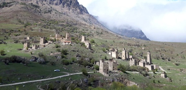 "С радостью сообщаю вам об успехе проекта «Развитие Джейрахско-Ассинского государственного историко-архитектурного и природного музея-заповедника» из Республики Ингушетия. Он  набрал более 65 тыс. голосов и был признан лучшим в области туризма на конкурсе в рамках Дней регионального развития «Пространство будущего» на Выставке «Россия».

Это неудивительно, ведь Джейрахско-Ассинский музей-заповедник занимает целых 65 тыс. гектаров в живописном горном Джейрахском районе нашей красивой Ингушетии. Здесь насчитывается около 500 комплексов каменного зодчества, включая древние храмы, святилища, погребальные сооружения. 

Это настоящий клад, который дает представление об истории и культуре наших предков: погребальные склепы, языческие, христианские святилища, храмы и башенные комплексы, некоторые из которых относятся к середине II тысячелетия до нашей эры. 

Наиболее значительными являются храмы Тхаба-Ерды и Алби-Ерды, замковый комплекс Вовнушки, башенные комплексы Хамхи, Таргим, Эгикал. Эгикал — один из крупнейших средневековых башенных комплексов на территории Ингушетии.

Поздравляю сотрудников природного музея-заповедника и каждого жителя Ингушетии с этим результатом! 

Спасибо каждому, кто отдал голос за наш проект, за ваш вклад в сохранение и популяризацию ингушского культурного наследия!" - глава Республики Ингушетия Махмуд-Али Калиматов.