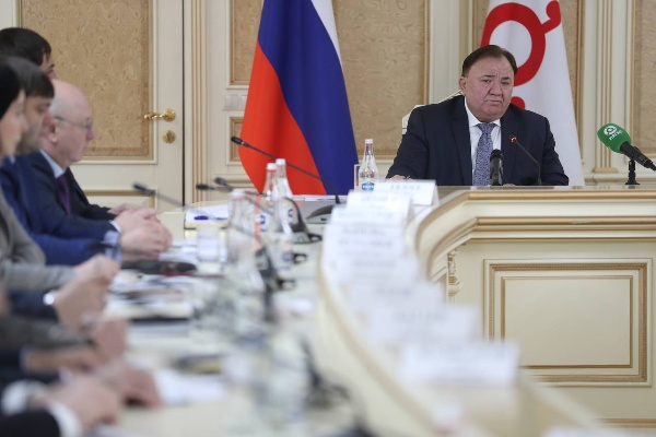 Укрепление пограничной безопасности и развитие туризма в Ингушетии – главные вопросы, которые обсуждались на заседании Пограничной комиссии при Главе Республики Ингушетия.

Речь идет о размещении информационных стендов о действующих на территории Джейрахского района правилах пограничного режима, порядке выдачи пропусков и разрешений на ведение хозяйственной деятельности в погранзоне на ключевых транспортных узлах республики: железнодорожной станции республики, автовокзале г. Назрани и международном аэропорту «Магас» им. С.С. Осканова. Это позволит туристам и гостям заранее ознакомиться с требованиями пограничной зоны и обеспечит стабильность в работе пограничных служб.

Также планируется развитие курорта «Армхи». Инвестиции в размере более 13 млрд рублей в модернизацию курорта до 2030 года откроют новые возможности для развития туризма. В связи с этим появилась необходимость изменения пределов пограничной зоны для его расширения.

Важным аспектом заседания стало обсуждение социальной поддержки добровольных дружинников. Будет рассматрена возможность предоставления льгот по оплате ЖКУ для тех, кто на добровольных началах защищает границы нашей Родины.

Совместными усилиями будут обеспечены благоприятные условия для развития туризма и укрепления пограничной безопасности, что важно для процветания Ингушетии и благополучия её жителей.