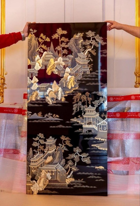 В Царское село на двух фурах привезли 155 лаковых панно, воссозданных в Китае по традиционным технологиям. Изначально их создавали для личных апартаментов Екатерины II в Зубовском флигеле Екатерининского дворца. Панно были утрачены в годы Великой Отечественной войны, на их возрождение ушло два года. Общая площадь росписи - почти 170 кв. метров. К лету этого года должен завершиться их монтаж в интерьерах флигеля.