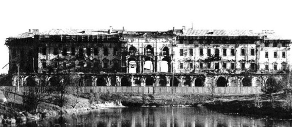 Константиновский дворец с парком в Стрельне - один из самых значимых проектов реставрации и приспособления от "АСМ", получивший многочисленные награды в области архитектуры, в том числе Государственную премию Российской Федерации. 

Тяжелейшая и ответственная работа архитекторов компании в течении трех лет полностью воссоздала и преобразила дворец, разрушенный в годы войны и в советский период. 

На сегодняшний день все встречи Президента РФ на высшем уровне в Санкт-Петербурге проходят именно здесь - во "Дворце Конгрессов".