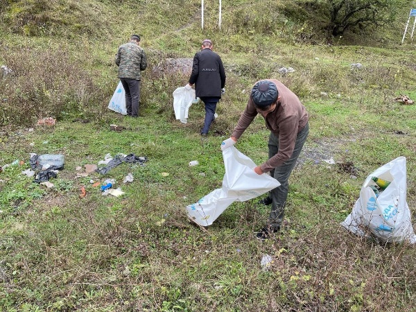 Сотрудники Джейрахско-Ассинского музея-заповедника провели субботник на прилегающей территории архитектурного комплекса "Шоан", расположенного в 3 км от Ольгети, по обе стороны от автодороги, ведущей к Цей-Лоам. 

Фотографии наглядно иллюстрируют, сколько мусора оставляют за собой наши соотечественники, выезжающие в горную местность!!!  

Видимо некоторые отдыхающие оставляют за собой  мусор в знак благодарности природе за гостеприимство, за чистейший горный воздух, за уникальные памятники старины?!  К сожалению, мало кто задумывается о своей ответственности перед природой, о том, что мусор не разлагается, не испаряется и сам по себе не собирается. Оставляя за собой мусор, мы загрязняем свой дом, наносим непоправимый ущерб окружающей среде. Во-первых, это неэтично и некрасиво, во-вторых, в процессе разложения вся химия попадает в почву и природные родники, в третьих, в поисках еды на эти свалки выходят животные, которые вместе с пищей поглощают целлофан и другие неперевариеваемые предметы, что влечёт их гибель, в четвертых, следующий раз, собравшись на природу, мы можем просто не найти чистого места. 

Несмотря на то, что уборка территорий не является их прямой обязанностью, сотрудники музея-заповедника еженедельно проводят субботники в горной местности, собирая горы мусора. Таким образом, мы пытаемся, во-первых, привлечь внимание  к этой проблеме, во-вторых, мы делаем слабую попытку подать хороший пример для других, ну а, самое главное, любовь к своей родине, чувство долга и патриотизма не позволяет оставаться равнодушными. 

Сотрудники, вооружившись, защитными средствами и мусорными пакетами собрали весь мусор с комплекса и вывезли, в специально отведённое место, придав территории первозданный вид. 

Резюмируя вышесказанное, мы призываем всех отдыхающих к бережному отношению к окружающей среде. Берегите природу и она ответит вам взаимностью. 