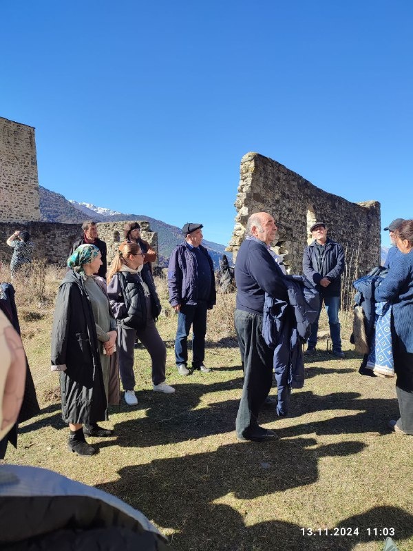 Прибыли  участники межрегиональной научно-практической конференции. Мальсагова Лена - профессиональный гид-экскурсовод горной Ингушетии любезно согласилась нам открыть неизвестные страницы истории. Участники экспедиции слушают завороженно и с неподдельным интересом. 

Конференция была организована Правительством Республики Ингушетия, Министерством образования и науки Республики Ингушетия, Министерством культуры Республики Ингушетия, Ингушским государственным университетом,  Государственной архивной службой Республики Ингушетия, ГКУ Джейрахско-Ассинским музеем заповедником  и Ингушским научно-исследовательским институтом гуманитарных наук им. Ч. Э. Ахриева. 

В течение всего 2024 года в Ингушетии проходят мероприятия, посвященные юбилею республики, и конференция вошла в число этих мероприятий. 