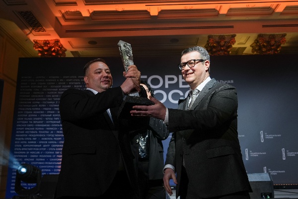 «Эльбрус» и «Мамисон» стали лауреатами национальной премии «Горы России — 2025».

Курорты под управлением Кавказ.РФ отмечены среди лучших горнолыжных комплексов страны. Осетинский «Мамисон» получил специальный приз «Открытие года» за самый заметный старт. Легендарный «Эльбрус» в Кабардино-Балкарии вновь возглавил рейтинг курортов Северо-Кавказского федерального округа, передав свой титул «Лучший горнолыжный курорт России» «Архызу», построенному Кавказ.РФ в Карачаево-Черкесии.

Гендиректор Кавказ.РФ Андрей Юмшанов лично вручил переходящий кубок «Лучшего горнолыжного курорта России» в руки руководителю «Архыза» Роману Киранчуку.

«Полученные нашими курортами награды – это выбор гостей, а значит, подтверждение того, что мы двигаемся в нужном направлении. Особенно ценно народное признание за открытие «Мамисона». «Эльбрус» – это уже уверенный взрослый курорт, который знают миллионы туристов со всего мира, «Архыз» тоже стал настоящей звездой, а «Мамисон» только делает свои первые шаги, поэтому поддержка гостей нам особенно важна. Впереди у курорта первый полноценный сезон, в котором рассчитываем впечатлить качеством 19 километров трасс. Планируем их открыть в начале декабря», — отметил Андрей Юмшанов.

Горнолыжный сезон на «Эльбрусе» уже стартовал 1 ноября — первым в стране. С 4 по 7 декабря курорт впервые откроет всероссийский горнолыжный сезон — заложит таким образом новую традицию, когда обладатель звания «Лучший горнолыжный курорт страны» собирает на это событие всех главных представителей горнолыжной индустрии России и всех лауреатов премии «Горы России».

Победителей премии 2025 года традиционно выбирали онлайн-голосованием на официальном сайте. Почти 400 тысяч россиян отдавали свои голоса за любимые курорты и отели в 24 номинациях, среди которых 8 федеральных и 16 региональных. Общее количество голосов превысило 382 тысячи. Северо-Кавказский регион вошел в тройку лидеров по активности голосования.

«Горы России» — первая национальная премия в сфере горнолыжного туризма. В 2025 году она проводилась четвертый год подряд при поддержке Министерства экономического развития РФ. Ее цель – стимулирование роста горнолыжной индустрии и привлечение внимания к возможностям отдыха в горах России.