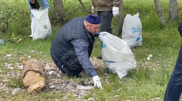 Employees of the Administration of Nazranovsky district, as well as subordinate institutions, volunteers and simply not indifferent people came out today on the All-Russian Saturday cleanup - to clean up, to give the republic freshness and tidiness, and themselves - a sense of unity and useful work. 

The subbotnik became not only a contribution to the improvement of the environment, but also a celebration of unity, respect for nature and common home.