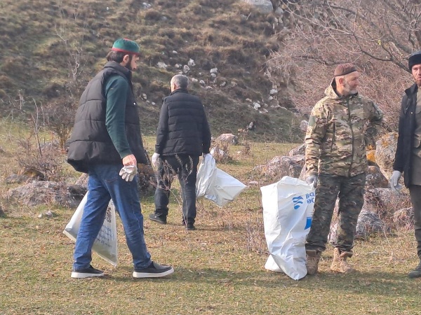 Сотрудники музея-заповедника провели субботник на территории комплекса "Таргим", на прибрежной полосе реки Асса. 

Участниками была очищена территория комплекса, собран и вывезен мусор в специально отведённое место. 

И.о. директора учреждения Ахмедхан Сампиев и заведующий отделом по обеспечению сохранности памятников Зяудин Гуражев призывают отдыхающих относиться бережно к культурно-историческому наследию и соблюдать чистоту и порядок на заповедной территории. 