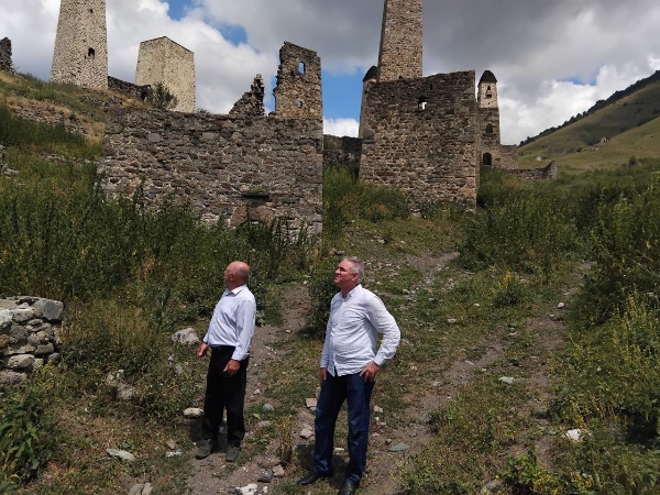 В рамках плана работы по визуальному осмотру технического состояния объектов культурного наследия,  была совершена инспекционная поездка к архитектурному комплексу «Эрзи».

Башенный комплекс Эрзи (Аьрзи) — один из крупнейших средневековых башенных поселков замкового типа, расположенный на оконечности горного кряжа, включающий полсотни небольших жилых башен, две полубоевые башни, 8 боевых башен и протяженную каменную оборонительную стену с широкими воротами позднего средневековья. Боевые башни 5 и 6-этажные. Также на территории комплекса видны останки каменных стен, некогда преграждающих путь недругам. Этажность башен начинается от четырех и заканчивается шестью уровнями. Эрзи в переводе с ингушского — «орел».

У подножия комплекса Эрзи находится купольный мавзолей Янд-Каш, то есть Яндова –могила. Здесь захоронен Янд строитель башен - известный каменный зодчий всех времён, живший в XVII веке. В мавзолее хранилась реликвия, давшая этому селу такое имя - бронзовый Орёл Сулеймана. Вернее, для ингушей он был просто Орлом, а имя мастера Сулеймана, равно как и дату изготовления, определили уже кавказоведы, обнаружившие, что птичка окольцована надписью на арабице. Вокруг фигуры орла началась дискуссия ученых, спорили относительно даты его изготовления, даты его появления в горах Ингушетии, его предназначения и т.д. Орёл был изготовлен в 796 году, скорее всего в Басре, и является древнейшим точно датированным предметом исламского искусства Ближнего Востока. Как попал он сюда - никто теперь не скажет: может, был захвачен горцами в каком-нибудь караване, а может был подарен персами в знак мира.

Для Ингушетии он стал одним из национальных символов. Долгие годы этот орел находился в Эрмитаже, ингуши долго требовали вернуть Орла домой, куда вывезли его ещё в 1931 году. В итоге в Петербурге была изготовлена копия, в 2013 году ее разместили в краеведческом музее им. Т. Мальсагова, в Назрани.

Комплекс Аьрзи исторически входит в Мецхальское общество.

В рамках выполнения государственного контракта по реставрации памятников, за 2012-2017 гг. на комплексе были проведены восстановительные работы, что позволило их сохранить для потомков и приспособить для музейного показа.  