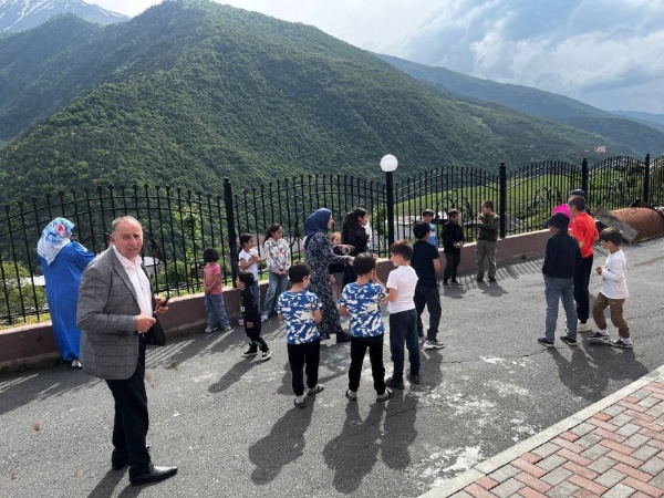 День защиты детей ярко отметили в Джейрахе.

В Доме Культуры состоялось праздничное мероприятие, посвященное Дню защиты детей. Дети и их родители окунулись в атмосферу радости и веселья! 

Организаторы подготовили для маленьких гостей насыщенную программу: зажигательная музыка, национальные танцы, веселые игры. 

А заведующий Хутиев А.М. порадовал всех детей вкусным мороженым! 