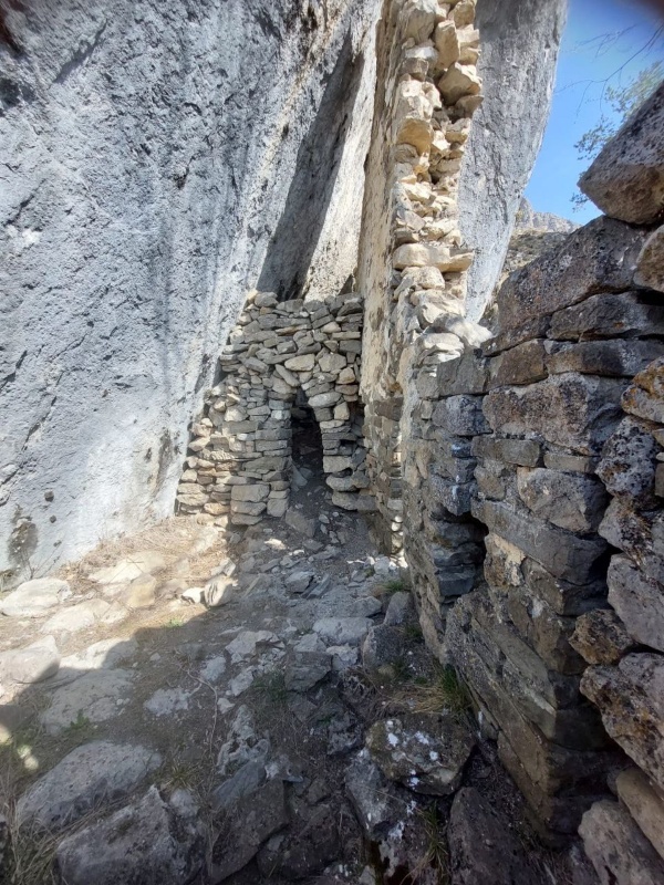 Дошхаклинский храм-святилище, расположен в западной части башенного поселения «Дошхакле».

Памятник открыт, введен в научный оборот и подвергнут археологическим раскопкам М.Б. Мужухоевым в 1979-1980 гг, датируется  XIV-XV вв.

Святилище представляет собой весьма оригинальную постройку с узкими входами, оно пристроено к скале, имеет три камеры. С другой стороны к храму имелась большая пристройка с отдельным входом. К нашим дням сохранилась лишь основание этой пристройки.

Внутри памятника имеются кости и рога жертвенных и диких животных. Стены широкие, на них расположены небольшие тайнички и ниши.  Объект полуразрушен, крыша не сохранилась.

Последний мониторинг памятника сотрудниками Джейрахско-Ассинского музея-заповедника был проведен к концу апреля текущего года, в ходе которого также было отмечено его неудовлетворительное состояние.   