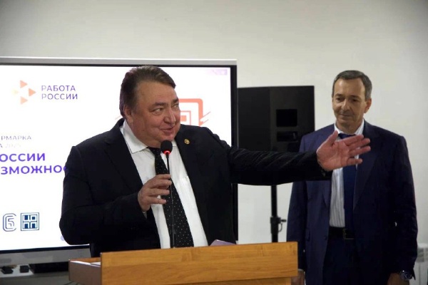 В Назрани прошла Всероссийская ярмарка трудоустройства.

Ярмарка вакансий «Работа России. Время возможностей» собрала в Назрани сотни соискателей и работодателей.

Здесь было представлено более 600 вакансий от ингушских работодателей и свыше 10 000 из различных регионов России. 

Мероприятие предложило посетителям широкий спектр услуг: от консультаций по составлению резюме до подачи заявок на бесплатное обучение.

Предварительные итоги впечатляют: 
более 80 человек получили отклики от работодателей, и эта цифра будет только расти, ведь многие анкеты еще обрабатываются.

В мероприятии принял участие и премьер-министр Ингушетии Владимир Сластенин. 

«Вопросы занятости населения - одно из приоритетных направлений нашей работы, мы всегда поддерживаем инициативы, которые помогают нашим гражданам найти достойную работу и реализовать свой потенциал» , - отметил он.