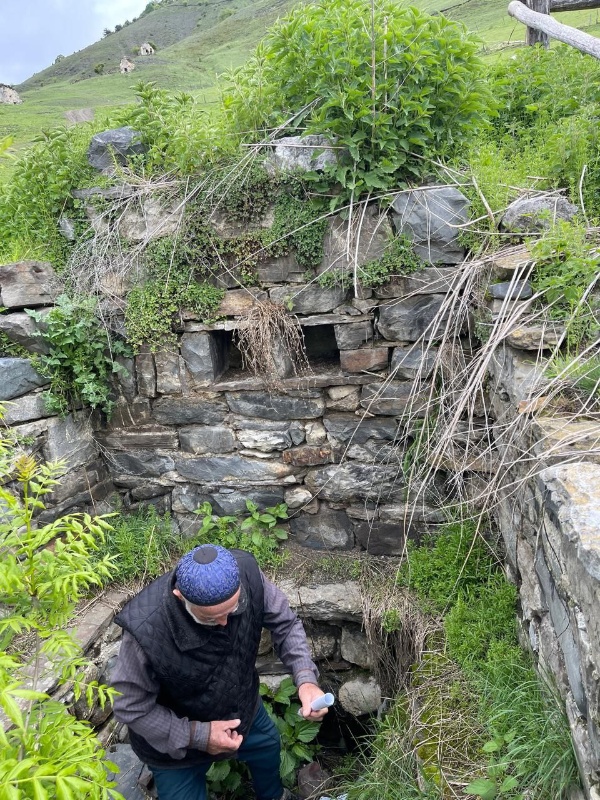 На днях сотрудник Джейрахско-Ассинского музея-заповедника, в ходе планового обхода башенного комплекса «Эрзи», в кладке надземного полуразрушенного склепа с открытой поминальной камерой, расположенном рядом с ядрообразным мавзолеем Янд-Каш, обнаружил камень прямоугольной формы, на которой выбиты горизонтальные насечки в два ряда, параллельно друг-другу.

Множество форм использования культовых камней существовало в ингушском обществе. Например, часто в кладке жилых и боевых башен можно заметить камни с отверстиями или небольшими чашеобразными углублениями, символизировавшие благодать.

Исследователь Танзила Дзаурова, в своей работе «Ингушский национальный орнамент» называет такой камень «календарным» и отмечает, что встречаются они, в основном, склепе с поминальной камерой – «Каш-ков». «Причем некоторые из них вмонтированы в кладку жилой башни, что затрудняет определение их датировки, потому что они используются повторно. Об этом свидетельствует расположение камней с петроглифами в кладке, которые как правило, отличаются от цвета камней основной кладки, а также способы его обработки».

Ряд ученых-кавказоведов и исследователей В.Н. Басилов, В.П. Кобычев, М.Р. Ужахов, Б.А. Хайров, Дзаурова Т.А-Х. и др. сходятся во мнении, что эти камни служили в прошлом календарем. Принцип действия данных календарных камней, предположительно, основывался на движении солнца.

Аналогичные склепы с поминальной камерой расположены также на территории башенных комплексов «Ний», «Оздиче», «Таргим», «Хамхи», «Эгикал», «Эрзи».