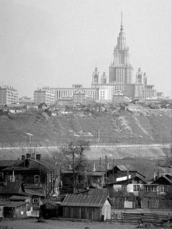 Уже исторические фотографии Московского государственного университета на Воробьевых горах в момент строительства и сразу после его окончания. А сегодня с участием "АСМ Групп" уже проходит его реставрация как объекта культурного наследия.