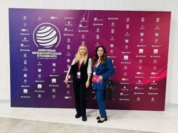 Преподаватели ПГУ на международной конференции по цифровым международным отношениям.

Преподаватели кафедры теоретической лингвистики и практики межкультурного общения ИИЯМТ ПГУ – доцент Н.А. Голик и доцент М.И. Аветисян – приняли участие в IV Международной научно-практической конференции «Цифровые международные отношения – 2025: человек в фокусе цифрового развития», организованной МГИМО МИД России.

Конференция объединила представителей научного и экспертного сообщества, органов государственной власти и международных организаций. В числе ключевых спикеров – Министр иностранных дел РФ С.В. Лавров, Министр науки и высшего образования РФ В.Н. Фальков, Министр цифрового развития РФ М.И. Шадаев, а также представители Администрации Президента РФ и международных объединений, модератором мероприятия выступил ректор МГИМО МИД России, академик РАН А.В. Торкунов.

В рамках пленарного заседания участники обсудили глобальные стратегии технологического развития, перспективы международного сотрудничества в цифровой сфере, вопросы информационной безопасности и влияние цифровых технологий на социально-экономическое будущее человечества