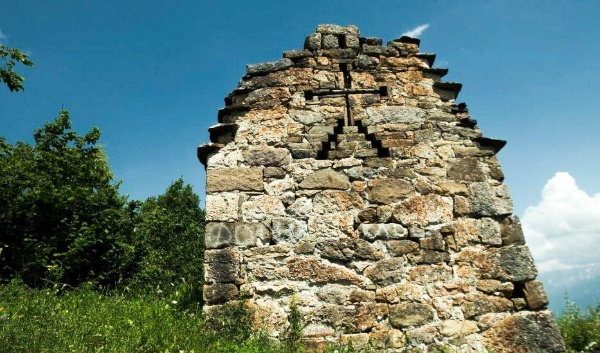 Вчера специалисты "АСМ Групп" отобрали пробы строительных материалов на нескольких башенных комплексах в горах Ингушетии. Пробы камня, растворов, обмазки и дерева будут отправлены в научные лаборатории Петербурга для изучения пород и составов.