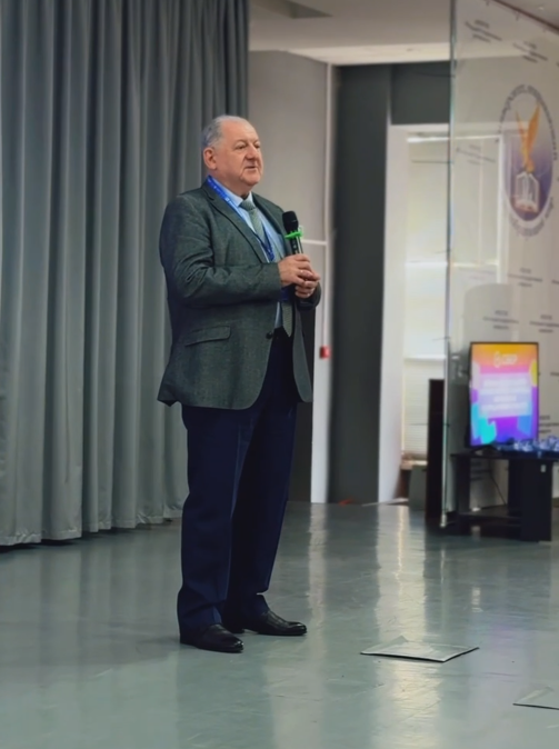 В ПГУ прошёл второй региональный финал Всероссийской олимпиады школьников по предпринимательству.

Площадка объединила 10 сильнейших команд Северо-Кавказского федерального округа, представивших свои бизнес-проекты экспертному жюри.

Олимпиада школьников по предпринимательству – это всероссийский профориентационный проект для учащихся 9-11 классов, направленный на развитие предпринимательского мышления и поддержку талантов молодёжи, что является одной из ключевых целей развития Российской Федерации до 2030 года.

По итогам защиты определены победители:

1 место – команда «Плюша 05» с персонализированной мягкой игрушкой, воспроизводящей голос близкого человека;

2 место – команда «Гиганты» с онлайн-клубом доставки товаров с голосовым ИИ-ассистентом;

3 место – команда «ИВА» с платформой «Волна Машук» для поддержки начинающих артистов.

Призёры получат до 10 дополнительных баллов при поступлении в более чем 50 университетов страны и возможность дальнейшего развития своих проектов. Отдельные команды были отмечены партнером-соорганизатором Сбер за перспективные технологические и образовательные решения

Региональный финал стал важным шагом в поддержке молодёжного предпринимательства и показал высокий интерес школьников к созданию собственных проектов и развитию инновационных идей.