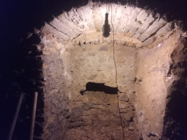 В ходе продолжающихся исследований Мальского монастыря в Псковской области, специалисты "АСМ Групп" обнаружили заложенный вход в подклет четверика Церкви Рождества Христова. 

Каменный свод, ступени и деревянная колода дверного проема - это только первые открытия по заложенным в позднее время историческим объемам храма. Исследования продолжаются и вероятно приведут к обнаружению неизвестных ранее подземных объемов и строительных конструкций наиболее старинной части церкви.