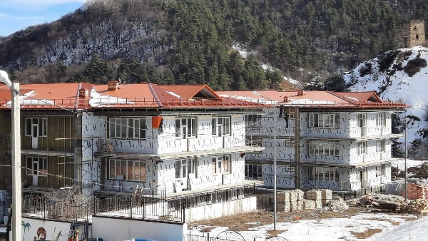 Реализация проекта по реконструкции детского оздоровительного лагеря «Эрзи» в Джейрахском районе идет полным ходом. Большую роль в модернизации объекта сыграл благотворительный фонд «Сафмар» Михаила Гуцериева, без чьей помощи эта масштабная работа была бы невозможна. 

В настоящее время, главный корпус лагеря находится на стадии завершения. В ходе всестороннего обновления здания, был добавлен дополнительный этаж, что позволило создать 16 новых комнат. Благодаря этому, лагерь сможет вмещать в себя еще больше детей - 480 человек вместо предыдущих 320. Основные строительные работы уже почти завершены, это касается сантехнических и электрических систем, а также прачечной. Подходят к завершению внутренние отделочные работы, а также отделка фасада. 

Перестройка лагеря «Эрзи» позволит обеспечить детям комфортные условия для отдыха и восстановления, а также способствует развитию туристического потенциала нашей республики. Лагерь расположен в заповеднике, известном своими живописными природными объектами и архитектурными достопримечательностями. После завершения реконструкции, «Эрзи» получит статус всероссийского лагеря и будет работать на протяжении всего года, что сделает его доступным не только для детей из Ингушетии, но и из других регионов страны. Реализация данного проекта существенно способствует развитию семейного отдыха в России. Пока дети будут полноценно проводить время в лагере, их родители смогут насладиться прекрасными видами и провести активный отдых на нашей прекрасной территории, особенно в горных районах. 

Все работы по реконструкции планируется завершить до начала летнего сезона, чтобы уже в июне дети смогли присоединиться к первой смене.