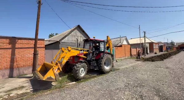 В Сунже обновляют водопровод.

На улице Старая Гайдара начались работы по замене старого железного водопровода на современный пластиковый. 

Вместо изношенных труб диаметром 90 мм теперь будут проложены трубы диаметром 110 мм.

Общая протяженность нового водопровода составит около 400 метров. 

Работы планируется завершить уже через 10 дней. 

А до конца года новые водопроводные трубы появятся еще на пяти улицах города.