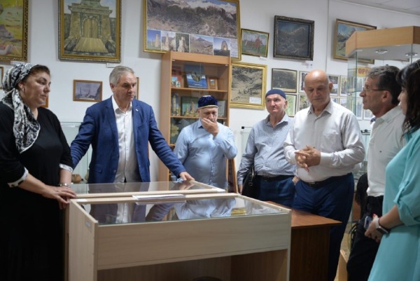 В ингушском государственном музее краеведения имени Тугана Мальсагова прошла торжественная церемония передачи представителями  Института археологии Кавказа более 200 археологических предметов, представляющие большой научный интерес.

Археологические раскопки, представленные в виде предметов быта, керамики, орудий труда, ювелирных украшений, были обнаружены в 2018 г. во время реконструкции федеральной автодороги «Кавказ» в Гамурзиевском административном округе и почти шесть лет хранились в Институте археологии Кавказа и за это время были детально изучены.

Ученые относят эти находки к кобанской археологической культуре позднего бронзового и раннего железных веков.   

Директор Института археологии Кавказа Бияслан Атабиев отмечает, что значимость этих находок выходит далеко за пределы Кавказа: «Керамические сосуды, произведения ювелирного искусства, имеющиеся среди передаваемых артефактов, дают представление о торговых путях, о торговых экономических связях, об уровне социально-экономического развития общества». 

Следует отметить, что работники Института археологии Кавказа провели большую работу по описанию и картографии этих предметов. Всего этих артефактов насчитывается более 4000, "приехавшие" в республику 200 предметов - это всего лишь первая партия, работа по возвращению оставшейся части будет продолжена.

Передача артефактов ингушскому музею краеведения состоялась благодаря совместной работе руководителя Комитета Государственной охраны объектов культурного наследия Кодзоева Т. У.,  и. о. директора Джейрахско-Ассинского музея-заповедника Сампиева А. А. и   директора Института археологии Кавказа Бияслана Атабиева, которые еще в конце 2023 года пришли к взаимному соглашению о возвращении всех находок  на свою историческую родину.