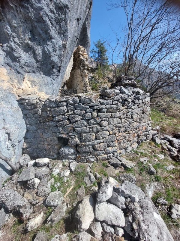 Дошхаклинский храм-святилище, расположен в западной части башенного поселения «Дошхакле».

Памятник открыт, введен в научный оборот и подвергнут археологическим раскопкам М.Б. Мужухоевым в 1979-1980 гг, датируется  XIV-XV вв.

Святилище представляет собой весьма оригинальную постройку с узкими входами, оно пристроено к скале, имеет три камеры. С другой стороны к храму имелась большая пристройка с отдельным входом. К нашим дням сохранилась лишь основание этой пристройки.

Внутри памятника имеются кости и рога жертвенных и диких животных. Стены широкие, на них расположены небольшие тайнички и ниши.  Объект полуразрушен, крыша не сохранилась.

Последний мониторинг памятника сотрудниками Джейрахско-Ассинского музея-заповедника был проведен к концу апреля текущего года, в ходе которого также было отмечено его неудовлетворительное состояние.   