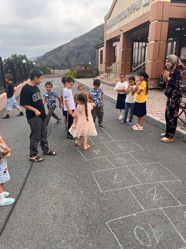 День коренных народов России: праздничная игровая программа в Доме культуры.

В субботу, 9 августа 2025 года, работники Дома культуры с.п. Джейрах организовали увлекательную игровую программу, посвященную празднованию Дня коренных народов России.