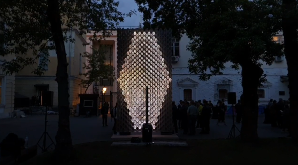 В Музее архитектуры открыли новый объект - "Кристалл представления", и это цитата из фильма "Кин-дза-дза".

Впрочем объект вдохновлен другим кристаллом - восьмигранным стеклом Фальконье. Объект представляет собой металлическую сетку, в которую вставлены исторические стеклянные "кирпичи" Фальконье.

На своих объектах "АСМ Групп" периодически сталкивается с уникальными стеклянными блоками Фальконье и конечно эти уникальные блоки должны всегда быть сохранены.