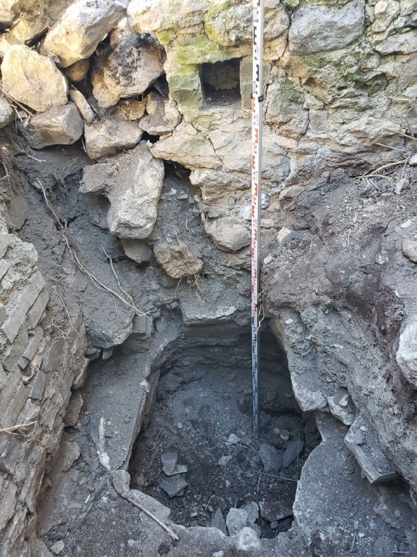 Любая исследовательская работа на старых зданиях - объектах культурного наследия, начинается в том числе с постановки строительных разведывательных шурфов,г позволяющих после их постановки оценить состояние конструкций объекта, находящихся под землей. Иногда глубина шурфов достигает нескольких метров. Например, при исследовании здания Эрмитажного театра в Петербурге, шурфы достигли отметки 7 метров в глубину, для чего пришлось устанавливать временные ограждающие конструкции, чтобы не осыпался грунт. 

При исследовании одного из башенных комплексов Ингушетии (на фото) глубина шурфов достигла отметки почти в 5 метров. Если кто-то до сих пор считает, что работа "АСМ Групп" исключительно офисная работа, так сказать "белые воротнички", то он глубоко ошибается, не понимая сколько труда в любых погодных условиях стоит правильно определить и поставить шурфы, наиболее полноценно раскрывающие исторические конструкции объекта, скрытые землей.