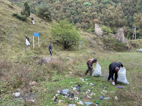 Сотрудники Джейрахско-Ассинского музея-заповедника провели субботник на прилегающей территории архитектурного комплекса "Шоан", расположенного в 3 км от Ольгети, по обе стороны от автодороги, ведущей к Цей-Лоам. 

Фотографии наглядно иллюстрируют, сколько мусора оставляют за собой наши соотечественники, выезжающие в горную местность!!!  

Видимо некоторые отдыхающие оставляют за собой  мусор в знак благодарности природе за гостеприимство, за чистейший горный воздух, за уникальные памятники старины?!  К сожалению, мало кто задумывается о своей ответственности перед природой, о том, что мусор не разлагается, не испаряется и сам по себе не собирается. Оставляя за собой мусор, мы загрязняем свой дом, наносим непоправимый ущерб окружающей среде. Во-первых, это неэтично и некрасиво, во-вторых, в процессе разложения вся химия попадает в почву и природные родники, в третьих, в поисках еды на эти свалки выходят животные, которые вместе с пищей поглощают целлофан и другие неперевариеваемые предметы, что влечёт их гибель, в четвертых, следующий раз, собравшись на природу, мы можем просто не найти чистого места. 

Несмотря на то, что уборка территорий не является их прямой обязанностью, сотрудники музея-заповедника еженедельно проводят субботники в горной местности, собирая горы мусора. Таким образом, мы пытаемся, во-первых, привлечь внимание  к этой проблеме, во-вторых, мы делаем слабую попытку подать хороший пример для других, ну а, самое главное, любовь к своей родине, чувство долга и патриотизма не позволяет оставаться равнодушными. 

Сотрудники, вооружившись, защитными средствами и мусорными пакетами собрали весь мусор с комплекса и вывезли, в специально отведённое место, придав территории первозданный вид. 

Резюмируя вышесказанное, мы призываем всех отдыхающих к бережному отношению к окружающей среде. Берегите природу и она ответит вам взаимностью. 
