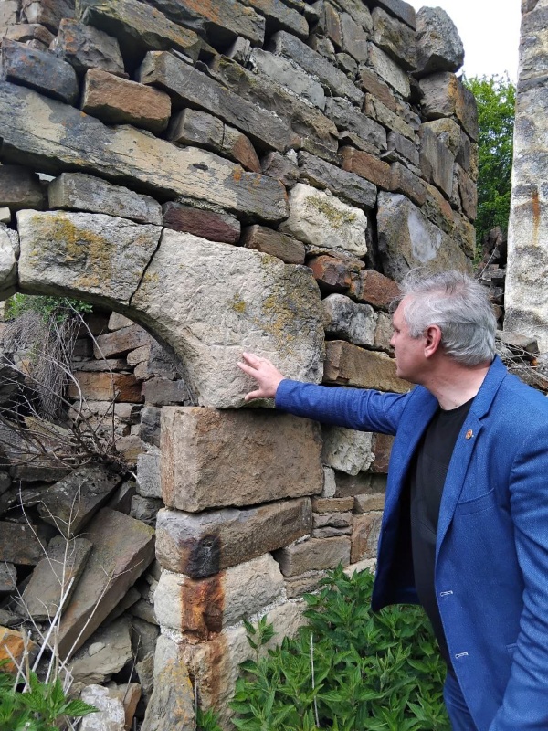 В эти дни сотрудники Джейрахско-Ассинского музея-заповедника совместно с руководителем Комитета государственной охраны ОКН Кодзоевым Т.У. совершили инспекционную поездку в Джейрахский район, к башенным комплексам «Меллер» и «Мусийкъонгикоате».

Меллер - башенное поселение в Джейрахском районе, входит в сельское поселение Гули. Расположено на юге республики, к северо-востоку от Керби, в труднодоступном ущелье. В ходе продолжающихся работ по фиксации и учёту всех объектов культурного наследия горной Ингушетии,  в комплексе выявлено и зафиксировано 1 боевая и 5 полубоевых башен, 13 жилых башен, 1 водяная мельница, 1 каменный родник, а также 30 могильников и 50 стел. На жилой башне комплекса имеются петроглифы. 

Особого внимания заслуживает сохранившийся наземный башнеобразный склеп изящного строения, расположенный на окраине поселка. Состояние склепа крайне критическое, аварийное, он находится на грани разрушения и безвозвратной потери. Склеп трехярусный, высота его 9 метров, со ступенчато-пирамидальной кровлей, с венчающим конусовидным камнем.

Повреждённое скальное  основание и обрушившиеся углы склепа, ставят под угрозу устойчивость всего объекта.   

«Это один из самых крупных сохранившихся наземных могильников на территории горной Ингушетии, - отметил руководитель Комитета государственной охраны ОКН Кодзоев Т.У., -  и его сохранение  для нас  является принципиально важной задачей. В настоящий момент начаты работы по разработке научно-проектной документации по проведению противоаварийных работ и мы будем искать источники финансирования для их успешной реализации».  

«Нам нужно приложить все усилия для того, чтобы этот объект не повторил судьбу Цоринского склепа» - добавил и.о. директора музея-заповедника Сампиев А.А.

Мусийкъонгикоате - средневековое башенное поселение Ингушетии, на его территории находится множество исторических объектов средневековой ингушской архитектуры. Расположено к востоку от «Нийкоате», боевая башня комплекса разрушена. Находится в границах территории Джейрахско-Ассинского музея-запвоедника. Подлежит государственной  охране.

 Согласно «Списку населённых местностей Военно-Осетинского округа 1859 г.» в селении Мусийкъонгийкоте находилось 15 дворов и проживало 90 человек (40 мужчин и 45 женщин).  В «Сведениях о населенных пунктах Сунженского отдела Терской области. 1891 г.» дана следующая информация: «Селение Мусиево расположено при роднике под названием „Муси-Хаст“. Дворовых мест — 12, мужчин — 52, женщин — 41. Итого: 93».