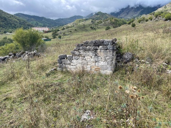 В рамках плана работы, совместно с руководителем проектной организации АСМ ГРУПП Михайловым А.Г. посетил «город мертвых» в Эгикале, который состоит из склеповых усыпальниц (1имараш).

Город мертвых расположен на окраине комплекса Эгикал, в западной части, состояние руинированное. Наиболее лучшая сохранность наблюдается у подземных строений.

Гробницы отличаются большим разнообразием. Тут есть многоэтажные постройки с несколькими погребальными камерами, с коридорчиками, каменными ящиками и тайничками. Некоторые башнеобразные склепы имеют декоративные орнаменты, осуществленные путем выборки из стен мелких камней.

По обнаруженным в склепах наконечникам стрел и золотоордынским монетам,  археологи отнесли часть гробниц к XIII-XV вв. Другая часть гробниц – эпохи средней и поздней бронзы.

Город мертвых входит в состав Джейрахско-Ассинского государственного историко-архитектурного и природного музея-заповедника и является объектом культурного наследия, охраняемого государством.

В результате поездки произведены визуальный осмотр и фотофиксация объектов, дана оценка их техническому состоянию. На следующем этапе работ будут приняты решения по их сохранению.