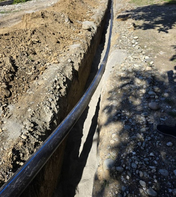 В селе Берд-Юрт завершается капитальный ремонт водопроводных сетей. 

В сельском поселении Берд-Юрт подходит к завершению капитальный ремонт водопроводных сетей — готовность объекта составляет более 90%.

Протяжённость обновляемых коммуникаций составила почти 1,5 км. В ходе ремонта специалисты заменили изношенные участки трубопровода, установили новые колодцы, смонтировали оборудование для регулировки давления и провели армирование системы.

Строительные работы охватили улицы Центральная, Подгорная, 7-я, 13-я и 15-я линии. 

Модернизация водопроводной сети проводится в рамках федерального проекта «Модернизация коммунальной инфраструктуры» национального проекта «Инфраструктура для жизни», направленного на повышение надёжности систем водоснабжения и улучшение качества жизни жителей населённых пунктов.