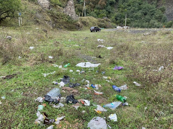 Сотрудники Джейрахско-Ассинского музея-заповедника провели субботник на прилегающей территории архитектурного комплекса "Шоан", расположенного в 3 км от Ольгети, по обе стороны от автодороги, ведущей к Цей-Лоам. 

Фотографии наглядно иллюстрируют, сколько мусора оставляют за собой наши соотечественники, выезжающие в горную местность!!!  

Видимо некоторые отдыхающие оставляют за собой  мусор в знак благодарности природе за гостеприимство, за чистейший горный воздух, за уникальные памятники старины?!  К сожалению, мало кто задумывается о своей ответственности перед природой, о том, что мусор не разлагается, не испаряется и сам по себе не собирается. Оставляя за собой мусор, мы загрязняем свой дом, наносим непоправимый ущерб окружающей среде. Во-первых, это неэтично и некрасиво, во-вторых, в процессе разложения вся химия попадает в почву и природные родники, в третьих, в поисках еды на эти свалки выходят животные, которые вместе с пищей поглощают целлофан и другие неперевариеваемые предметы, что влечёт их гибель, в четвертых, следующий раз, собравшись на природу, мы можем просто не найти чистого места. 

Несмотря на то, что уборка территорий не является их прямой обязанностью, сотрудники музея-заповедника еженедельно проводят субботники в горной местности, собирая горы мусора. Таким образом, мы пытаемся, во-первых, привлечь внимание  к этой проблеме, во-вторых, мы делаем слабую попытку подать хороший пример для других, ну а, самое главное, любовь к своей родине, чувство долга и патриотизма не позволяет оставаться равнодушными. 

Сотрудники, вооружившись, защитными средствами и мусорными пакетами собрали весь мусор с комплекса и вывезли, в специально отведённое место, придав территории первозданный вид. 

Резюмируя вышесказанное, мы призываем всех отдыхающих к бережному отношению к окружающей среде. Берегите природу и она ответит вам взаимностью. 